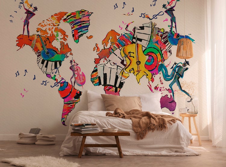 Fototapete mit Weltkarte aus Musikinstrumenten und Musikern in einem hellen, modern eingerichteten Schlafzimmer mit Holzelementen.