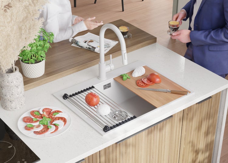 Küchenspüle mit Abtropfgestell, Schneidebrett und Armatur in einer hellen, modernen Küche.