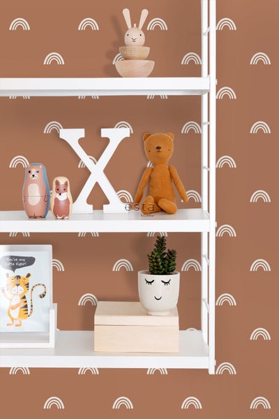 Regal mit Kinderspielzeug und Dekoration vor einer Wand mit Regenbogenmuster