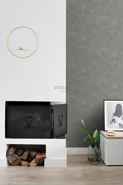 Modernes Wohnzimmer mit Kamin, Holzlager und Wanddekoration