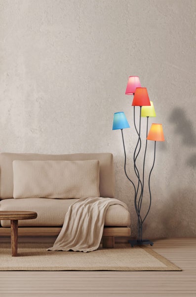 Wohnzimmer-Szene mit Sofa, Tisch und Stehlampe mit Lampenschirmen