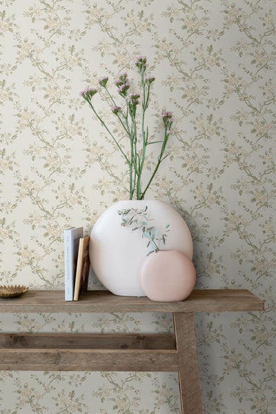 Schlafzimmer mit weißem Holzbett, gelbem Nachttisch und einer geblümten botanischen Tapete in Erdtönen für ein Vintage Innendesign.