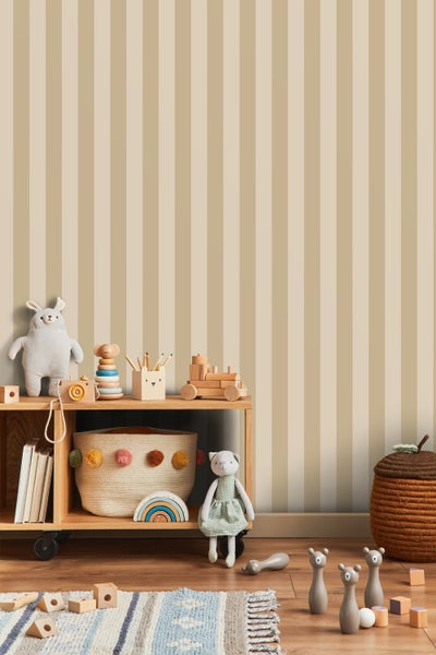 Kinderzimmer mit gestreifter Tapete, Holzregal und Spielzeug