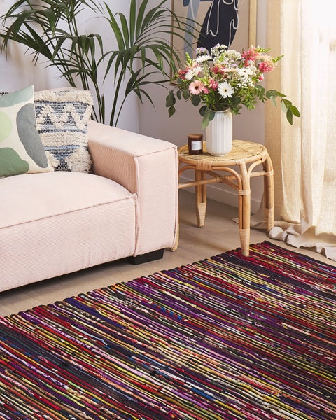 Mehrfarbiger Teppich aus Stoffstreifen