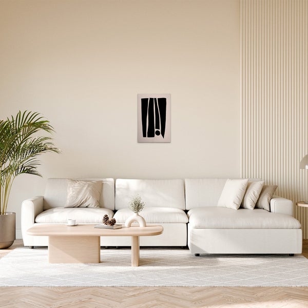 Wohnzimmer mit einem weißen Ecksofa, einem hellen Couchtisch und einem abstrakten Wandbild