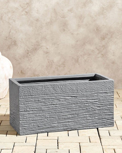 Rechteckiger Pflanzkasten aus Stein mit horizontaler Textur