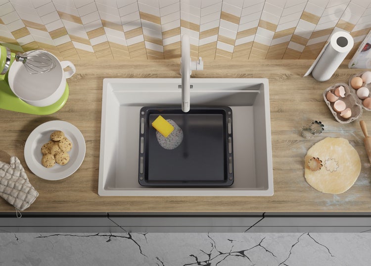 Küchenszene mit Spüle, Backblech mit Spülschwamm, Teig, Ausstecher, Eier und Küchenmaschine