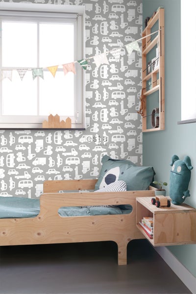 Kinderzimmer mit Bett, Regal und Tapete mit Automotiven