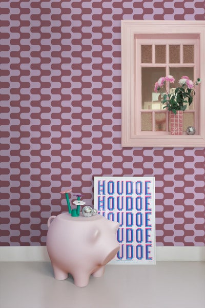 Szene mit Tapete mit Retro Muster, Fenster mit Blumen, Spardose und einem Poster.