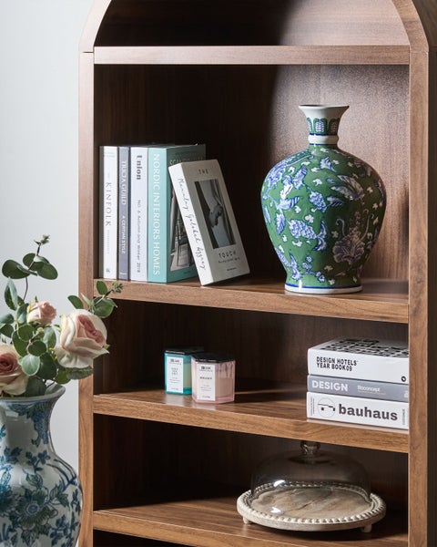 Holzregal mit Dekoration wie Bücher und Vasen