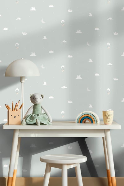 Kinderzimmer mit Schreibtisch, Lampe, Stuhl, Spielzeug und Tapete mit Bärenmotiv