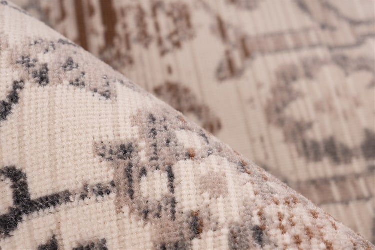 Rechteckiger Teppich in Beige und Braun mit orientalischem Vintage-Muster, floralen Motiven und Fransen.