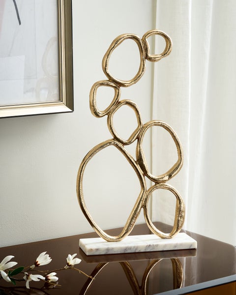 Dekorative Skulptur aus Metall mit Marmorfuß auf Tisch