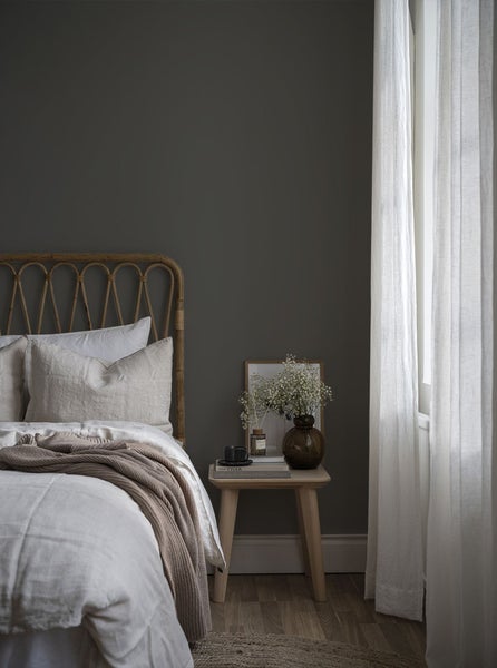 Zwei Gartenkugeln aus Edelstahl mit 35 Zentimeter und 38 Zentimeter Durchmesser auf Rasen