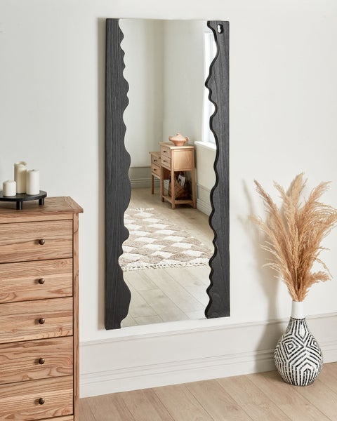 Wandspiegel mit Holzrahmen und wellenförmigem Design