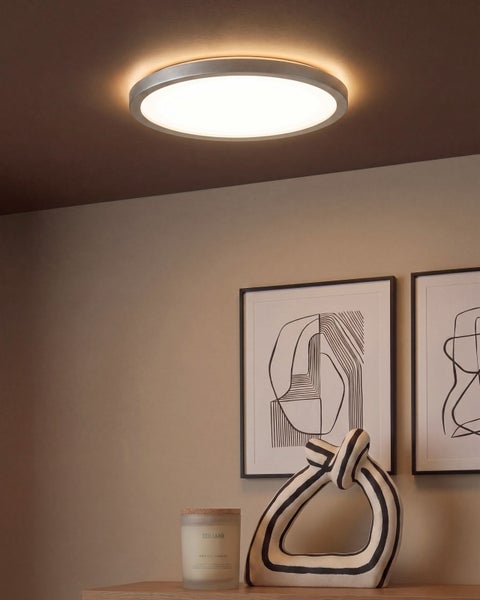 Runde LED Deckenleuchte mit flachem Design, montiert an einer Decke, für eine gleichmäßige Raumbeleuchtung in modernem Wohnambiente.