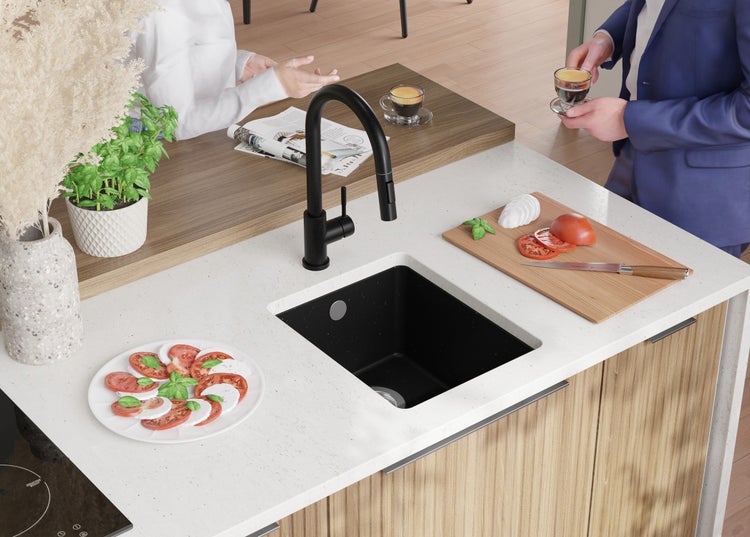 Helle Küche mit Spüle, Armatur, Induktionskochfeld und Speisen zur Zubereitung