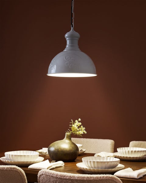 Runde, schwarze Abdeckung mit Schraubenlöchern