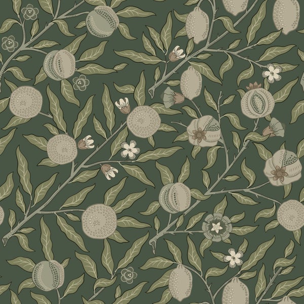 Dekorative grüne Tapete mit floralem Muster im Interieur, mit Bank, Kissen und Gießkanne.