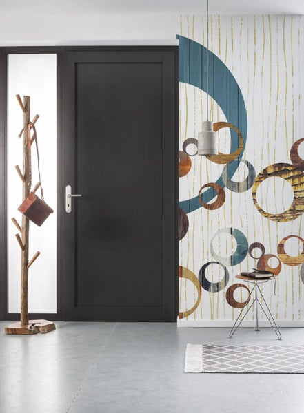 Flur mit Tür, Garderobenständer und gemusterter Tapete