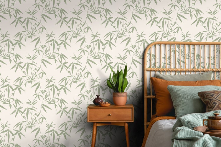 Schlafzimmer mit Bambus-Tapete, Nachttisch und Rattankopf