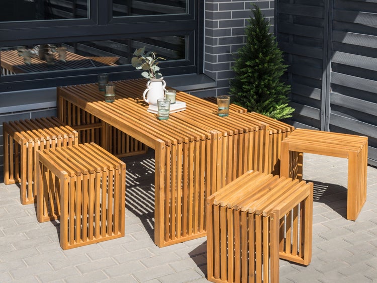 Gartentischgruppe aus Holz mit Tisch und Hockern