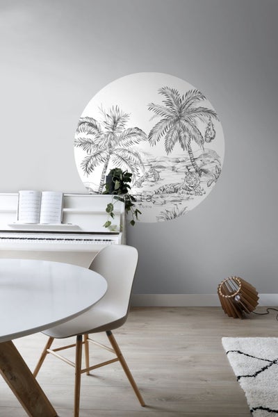 Wohnraum mit Wandtattoo, das eine Dschungelszene mit Palmen, Tigern und Affen darstellt