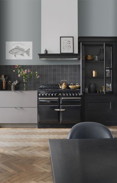 Küchenszene mit Herd, Spüle, Geschirr und Dekoration