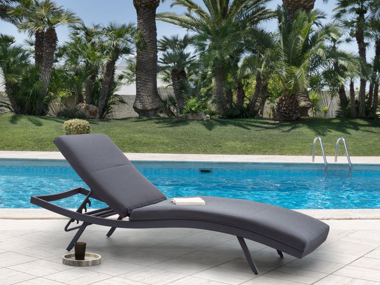 Garten Szene mit einer grauen Sonnenliege am Pool