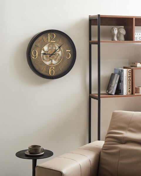 Wohnzimmer mit Wanduhr, Regal und Couch.