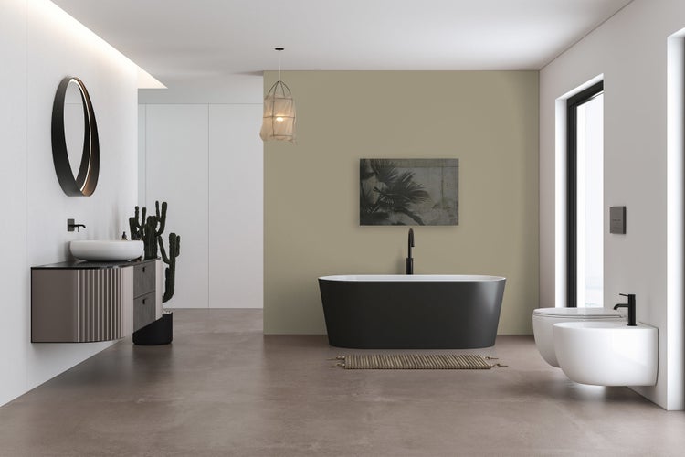 Modernes Badezimmer mit freistehender Badewanne, wandhängendem Waschbecken und hängendem WC sowie Bidet in einem hellen, großzügigen Raum.