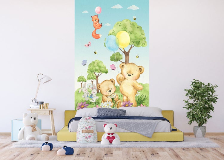Kinderzimmer mit einer Wandtapete mit Bärendesign und anderen Tieren
