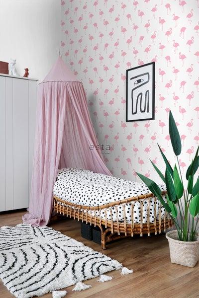 Kinderzimmer mit Himmelbett, gemusterter Tapete und Teppich