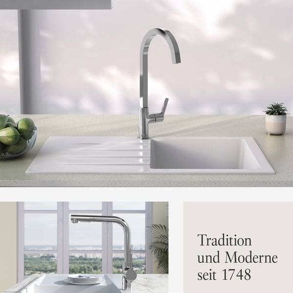 Moderne Küche mit einer Edelstahl Küchenarmatur und einem eingebauten Spülbecken auf einer Arbeitsplatte in einer hellen Umgebung