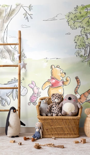 Dekoratives Kinderzimmer mit Winnie Puuh Wandbild, Holzleiter, Stofftieren und Spielzeug