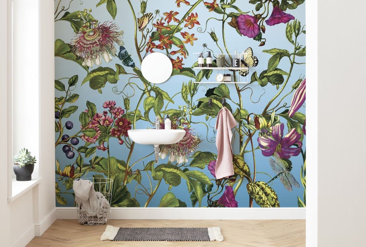 Badezimmer mit floraler Tapete, Waschbecken, Spiegel und Regalen