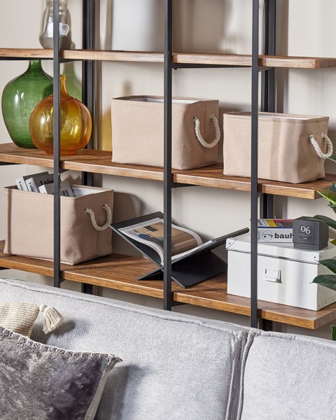 Modernes Regal aus Holz und Metall mit Aufbewahrungsboxen aus Stoff mit Seilgriffen, Glasvasen und Büchern.