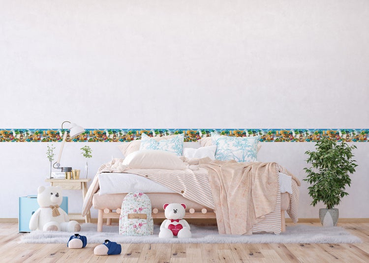 Selbstklebende Paw Patrol Bordüre in einem hellen Kinderzimmer mit Holzbett, gemusterter Bettwäsche und Kuscheltieren.