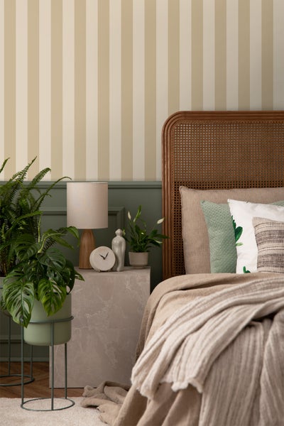 Wohnzimmer mit gestreifter Tapete, Sofa und Dekorationen für ein stilvolles Ambiente.