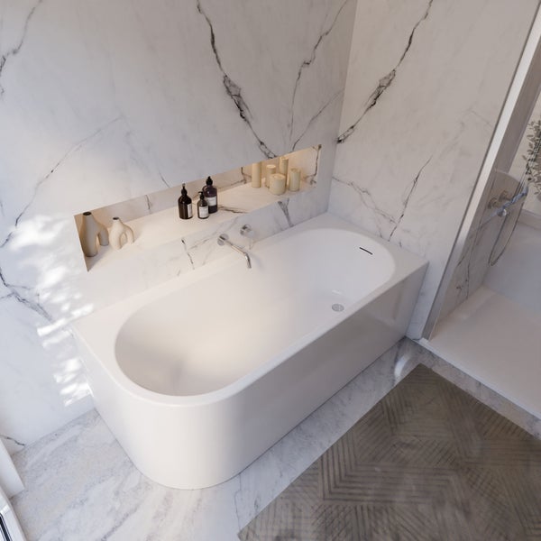 Modernes Badezimmer mit Badewanne, Dusche und Marmorwänden für ein stilvolles Ambiente