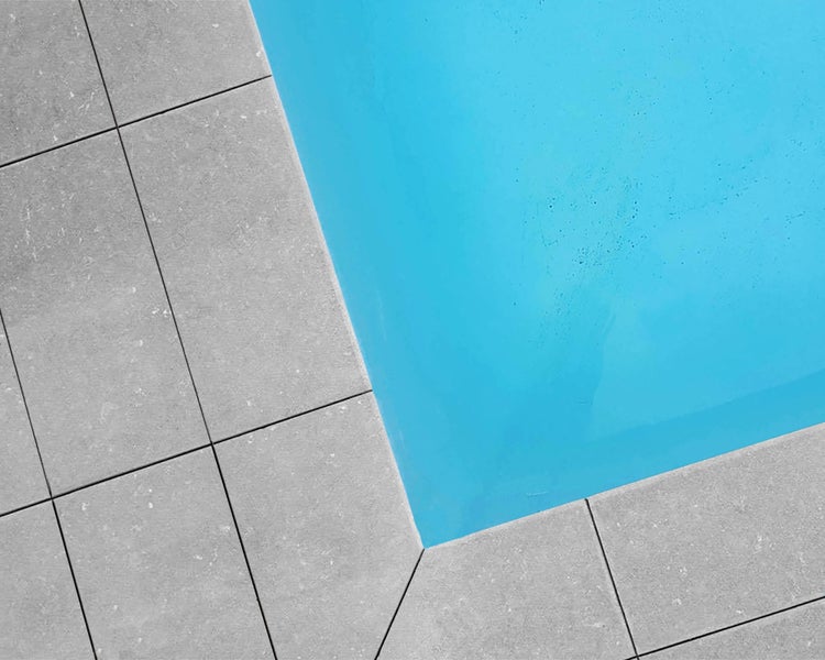 Wohnrausch Kalkstein Poolumrandung Beckenrandstein SUES GREY, 61 x 30 x 3 cm, 1 Rundkante, sandgestrahlt, hellgrau