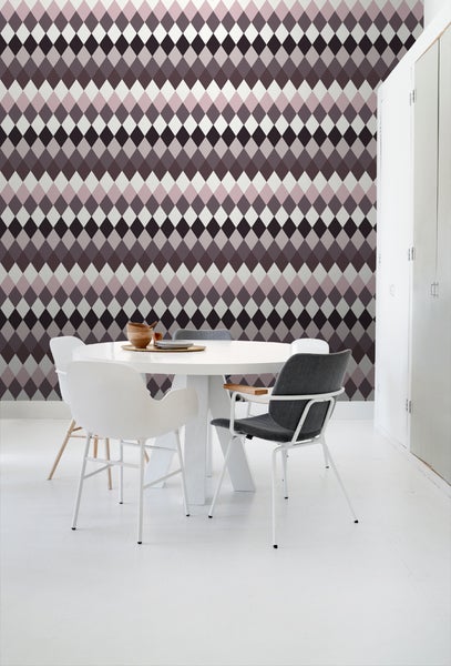 Esszimmer mit Rautenmuster-Tapete, rundem Esstisch und Stühlen
