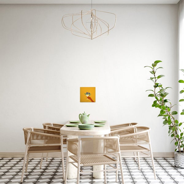 Esszimmer mit Tisch, Stühlen, Zimmerpflanze, Lampe und gerahmtem Bild an der Wand