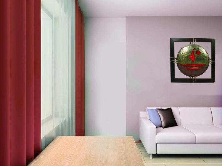 Wohnzimmer mit Sofa, Dekoration und Fensterjalousien für ein helles und freundliches Ambiente.