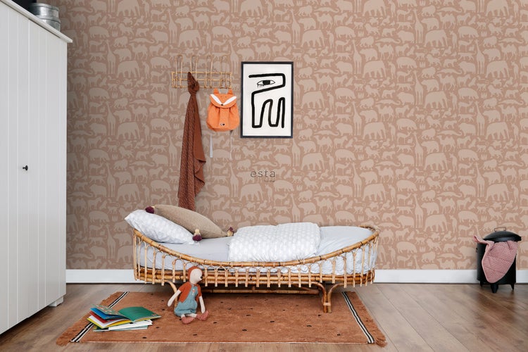 Kinderzimmer mit Tier Tapete, Rattanbett und Holzboden