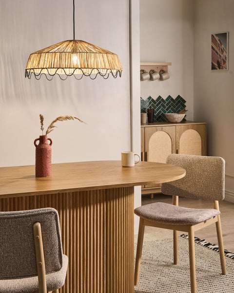 Esszimmer mit Esstisch, Stühlen und Hängelampe