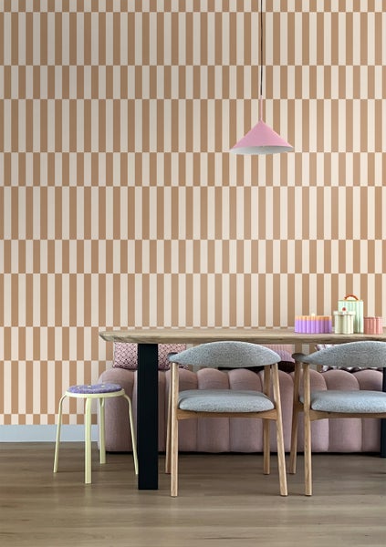Esszimmer mit Tisch, Stühlen, Hocker und gestreifter Tapete