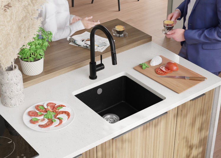 Küchenszene mit Spüle, Armatur, Schneidebrett und Speisen