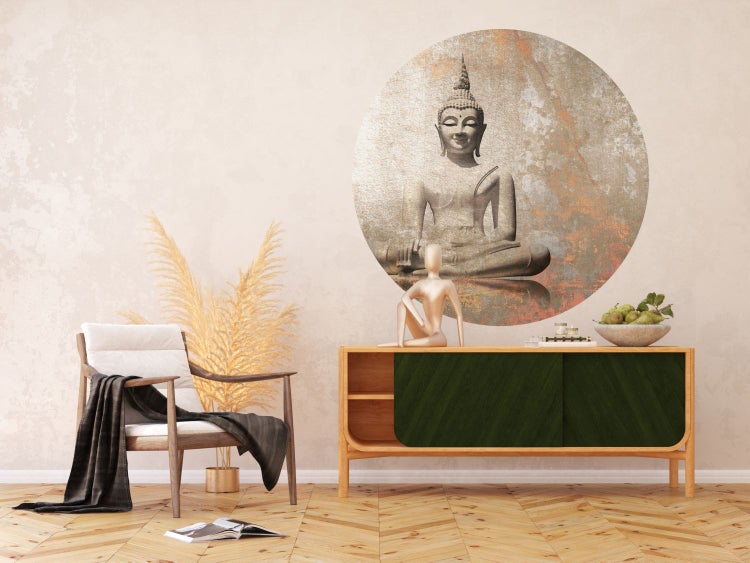 Wohnzimmer mit Sessel, Sideboard und Wanddekoration mit Buddha-Motiv