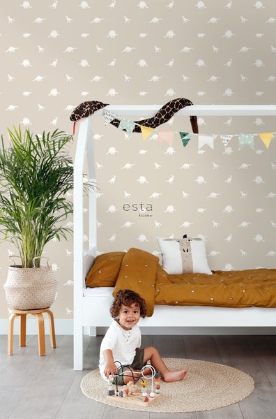 Kinderzimmer mit Kinderbett, Zimmerpflanze, Teppich und Kinderspielzeug vor einer Tapete mit Dinosaurier Muster.